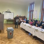 Volební místnosti se otevřely. Lidé rozhodují o budoucnosti svých měst a obcí
