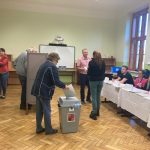 Volební místnosti se otevřely. Lidé rozhodují o budoucnosti svých měst a obcí
