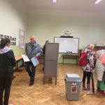 Volební místnosti se otevřely. Lidé rozhodují o budoucnosti svých měst a obcí