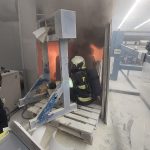 V táborské firmě hořel drtič plastu. Hasiči evakuovali sedm lidí