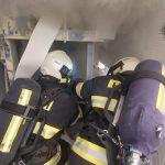 V táborské firmě hořel drtič plastu. Hasiči evakuovali sedm lidí