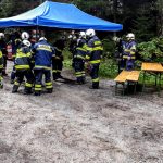 Hasiči s kynology hledali při cvičení v lese pět zraněných