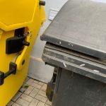 Muž si ustlal v kontejneru na papír. Popeláři ho vyvezli do třídírny