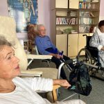 Hodinka s harmonikou zpříjemňuje pobyt pacientům na oddělení následné péče