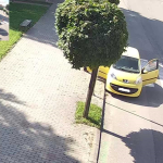 Ptal se seniora na práci a potom mu ukradl peněženku. Nepoznáte pachatele?