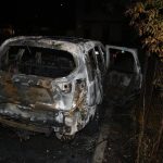 Škoda skoro třičtvrtě milionu. Neznámý lump zapálil dvě vozidla