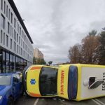 AKTUALIZOVÁNO: Na křižovatce v Mánesově ulici bourala sanita převážející pacientku