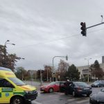 AKTUALIZOVÁNO: Na křižovatce v Mánesově ulici bourala sanita převážející pacientku