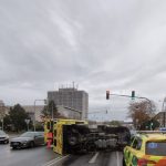 AKTUALIZOVÁNO: Na křižovatce v Mánesově ulici bourala sanita převážející pacientku
