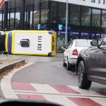 AKTUALIZOVÁNO: Na křižovatce v Mánesově ulici bourala sanita převážející pacientku