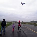 Na hradeckém letišti v sobotu odpoledne drakiádu neodpískali, i když pršelo