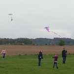 Na hradeckém letišti v sobotu odpoledne drakiádu neodpískali, i když pršelo