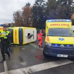 AKTUALIZOVÁNO: Na křižovatce v Mánesově ulici bourala sanita převážející pacientku