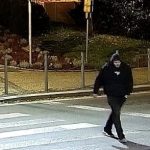 Policie pátrá po totožnosti muže, který by mohl pomoci objasnit případy