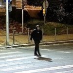 Policie pátrá po totožnosti muže, který by mohl pomoci objasnit případy