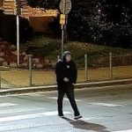 Policie pátrá po totožnosti muže, který by mohl pomoci objasnit případy