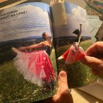 V novém lipenském betlému je místní baletka, holubičkář, Kateřina Neumannová nebo Jára Cimrman