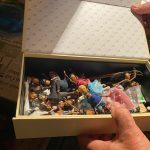 V novém lipenském betlému je místní baletka, holubičkář, Kateřina Neumannová nebo Jára Cimrman