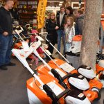 Mistr světa v timbersportu Jason Wynyard se vrátil do míst, kde se setkával s Martinem Komárkem