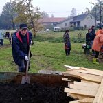 Obyvatelé Dolní Radouně na návsi vysadili padesát stromů