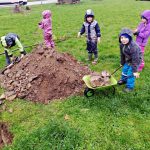 Obyvatelé Dolní Radouně na návsi vysadili padesát stromů