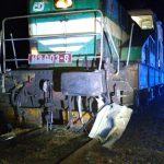 AKTUALIZOVÁNO: U Malšic se večer srazilo auto s vlakem. Řidič vozu zemřel