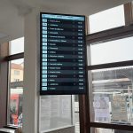 Z autobusového nádraží v Táboře zmizely papírové informační cedule