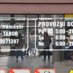 Z autobusového nádraží v Táboře zmizely papírové informační cedule