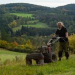 Na začátku příběhu stály covidové zákazy. Na konci je šumavská louka plná vzácných hořečků
