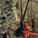 V Domoradických skalách spadl lezec. Záchranáři se k němu dostávali nepřístupným terénem