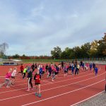 Obnovený povrch atletického oválu stadionu Mír už slouží sportovcům