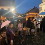 Desítky lidí vyrazily v Písku na strašidelnou cestu od stavení ke stavení