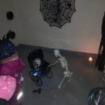 Desítky lidí vyrazily v Písku na strašidelnou cestu od stavení ke stavení