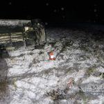Řidiče překvapil první sníh. Na přezutí zimních pneumatik teď musí čekat