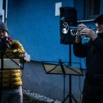 I nemocnice má svůj vánoční strom. Nádvoří provoněl adventní svařák