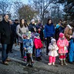 I nemocnice má svůj vánoční strom. Nádvoří provoněl adventní svařák