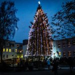 I nemocnice má svůj vánoční strom. Nádvoří provoněl adventní svařák