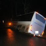 Pod autobusem se utrhla krajnice. Lidem pomáhali ven hasiči