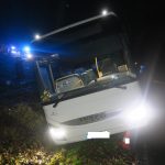 Pod autobusem se utrhla krajnice. Lidem pomáhali ven hasiči
