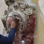 Restaurátoři zachránili cenný erb na sýpce strakonického špejcharu