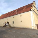 Restaurátoři zachránili cenný erb na sýpce strakonického špejcharu