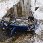 Čtyřicetiletá řidička se s autem vyhýbala kamionu. Skončila v příkopu