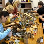 Vrať se živý, píšou děti z Ukrajiny na zákopové svíčky