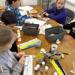 Vrať se živý, píšou děti z Ukrajiny na zákopové svíčky