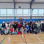 Žáci v Bernarticích změřili své síly s učiteli při florbalové turnaji