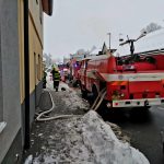 Kvůli požáru dílny v Nové Bystřici hasiči rozebírali kus střechy domu