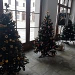 Muzeum fotografie v Jindřichově Hradci zdobí vánoční stromky od místních školáků