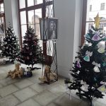 Muzeum fotografie v Jindřichově Hradci zdobí vánoční stromky od místních školáků