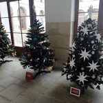 Muzeum fotografie v Jindřichově Hradci zdobí vánoční stromky od místních školáků