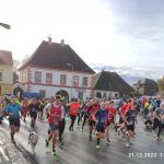 Hlavní závod Silvestrovského běhu v Jistebnici vyhráli Jakub Homola a Linda Pavlicová. Zaběhat si přišlo na 150 závodníků